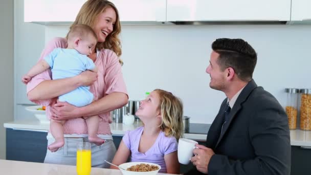 Família tomando café da manhã juntos pela manhã — Vídeo de Stock