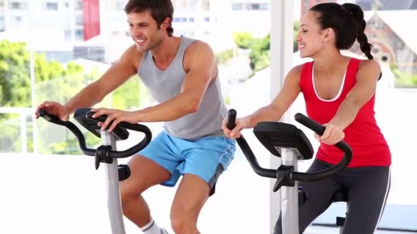 适合的夫妻在健身自行车上锻炼 — 图库视频影像