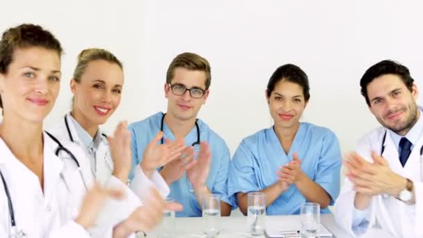 L'équipe médicale applaudit à la caméra — Video