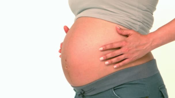 Femme enceinte frottant son ventre — Video