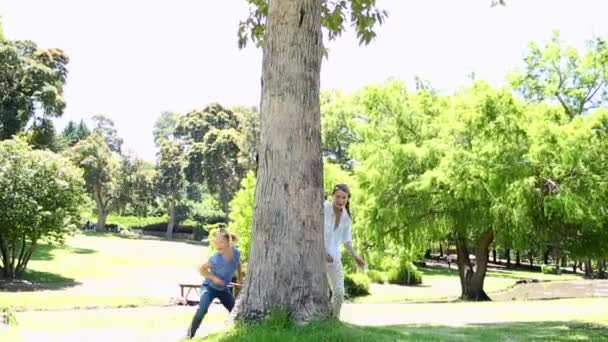 Mother running with her little girl in the park — Stock Video