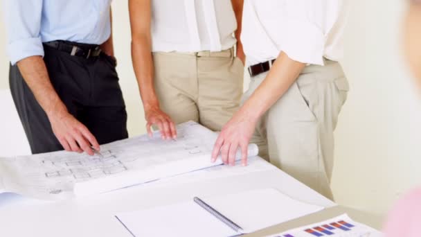 Equipo revisando planes de construcción con una mujer — Vídeos de Stock