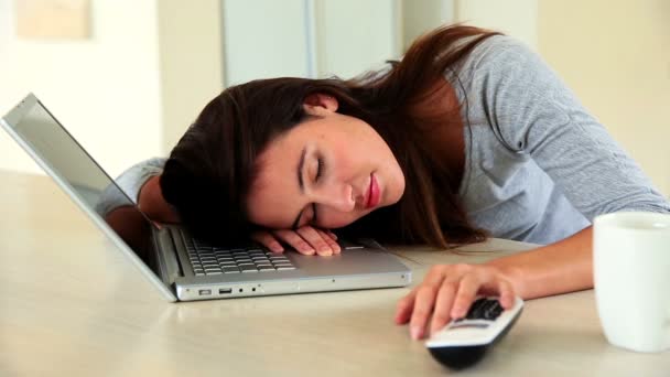 Симпатичная брюнетка спит на ноутбуке. — стоковое видео