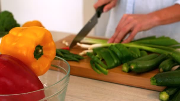 Mulher cortando cebolas verdes — Vídeo de Stock
