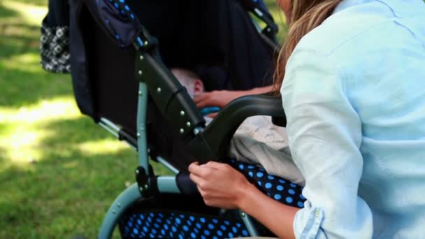 Mutter überprüft schlafendes Baby im Kinderwagen — Stockvideo