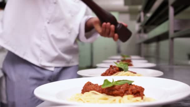 Cenas de espaguetis con condimento de chef con pimienta negra — Vídeos de Stock