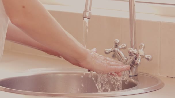 Mujer lavándose las manos en un lavabo — Vídeo de stock