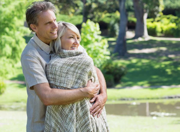 Pareja cariñosa abrazándose en parque — Foto de Stock