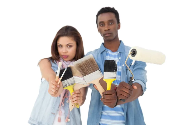 Pareja seria con herramientas de pintura — Foto de Stock