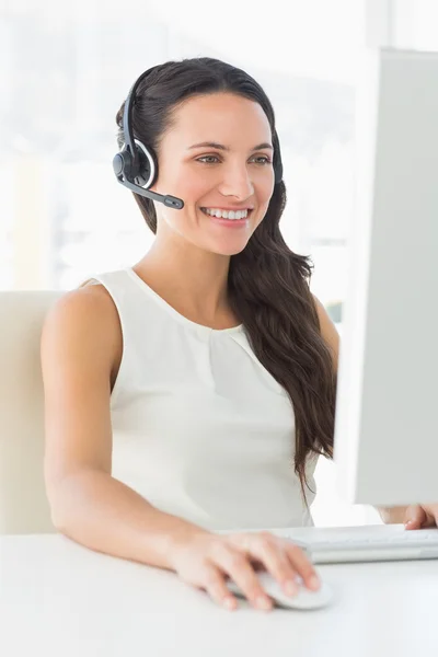 Sorrindo agente de call center sentado — Fotografia de Stock