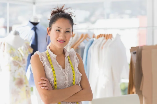 Stilista di moda che lavora sul vestito — Foto Stock