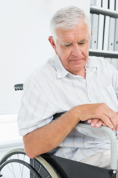 Zijaanzicht van een triest senior man zit in rolstoel — Stockfoto