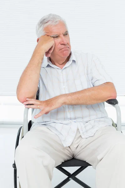 Homem idoso triste sentado em cadeira de rodas — Fotografia de Stock