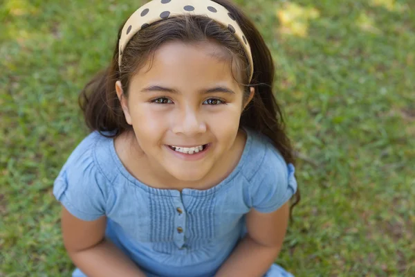 Portrait of a young girl smiling at park — Stock Photo, Image