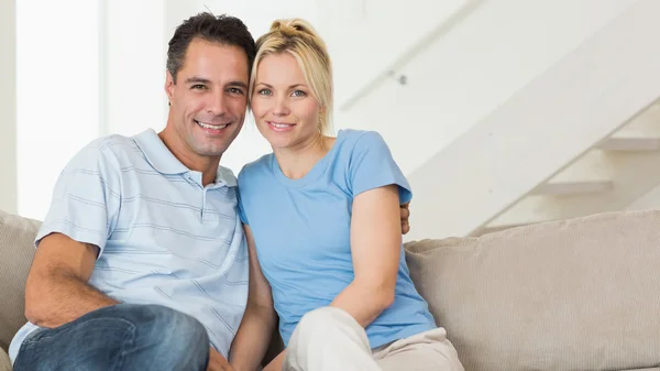 Koppel op sofa in de woonkamer — Stockfoto