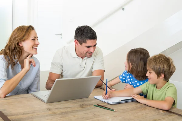 Genitori che assistono i bambini nella colorazione — Foto Stock