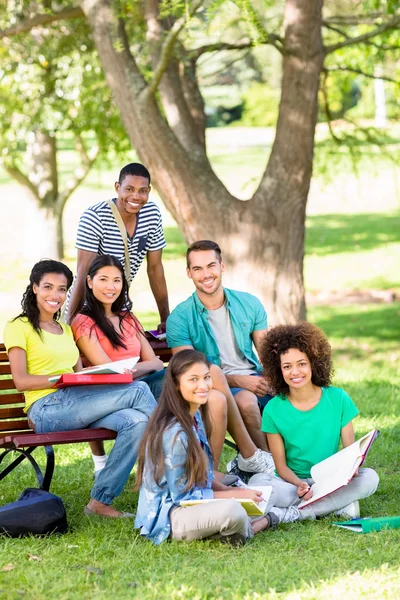 Studenten studieren auf dem Campus — Stockfoto