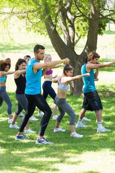 People exercising in the park — Stock Photo, Image