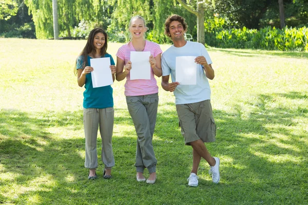 Friends holding blank papers — Stock Photo, Image
