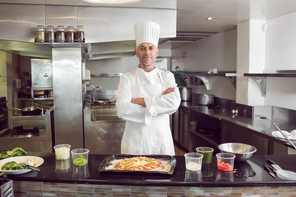 Chefe masculino confiante com alimentos cozinhados na cozinha — Fotografia de Stock