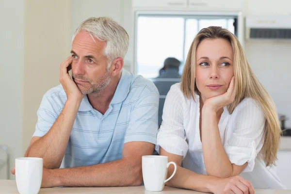 Gelangweiltes Paar sitzt am Tresen — Stockfoto