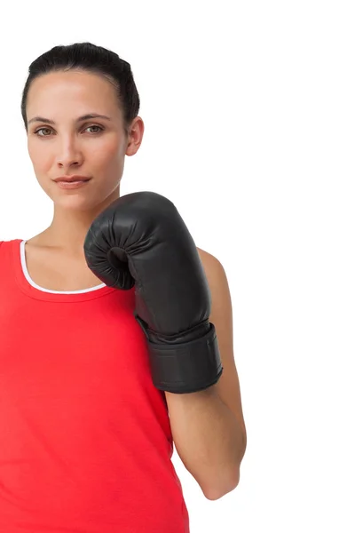 Retrato de uma determinada boxeadora focada no treinamento — Fotografia de Stock