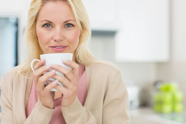 Mujer con taza de café en la cocina —  Fotos de Stock