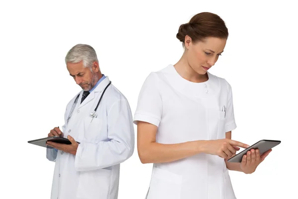 Male and female doctors using digital tablets — Stock Photo, Image