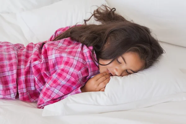 Девушка спит в постели — стоковое фото