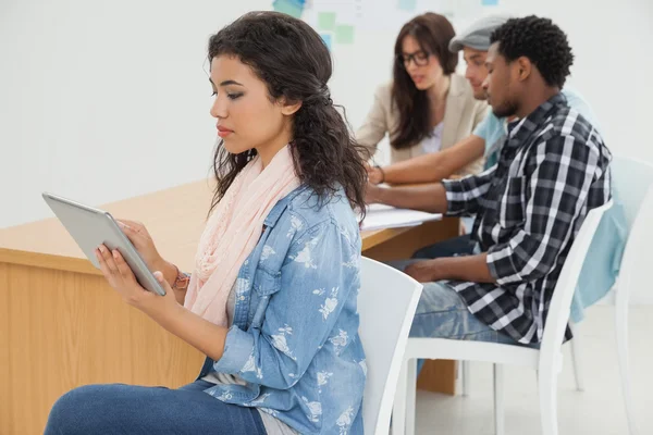 Frau nutzt digitales Tablet — Stockfoto