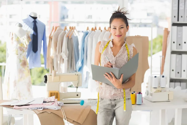 Diseñador de moda trabajando en vestido — Foto de Stock