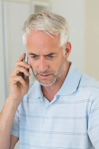 Ernstige man op een telefoongesprek — Stockfoto