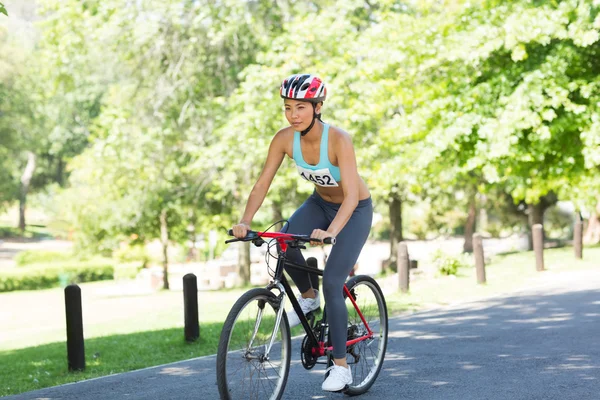 Femme cycliste vélo d'équitation — Photo