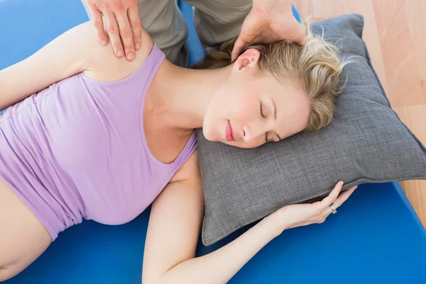 Donna incinta che fa un massaggio — Foto Stock