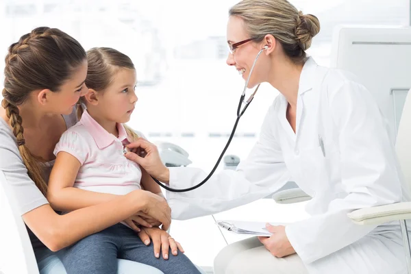 Girl being examined by female doctor — Stock Photo, Image