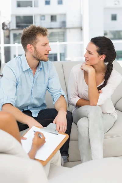 Casal conversando na sessão de terapia — Fotografia de Stock