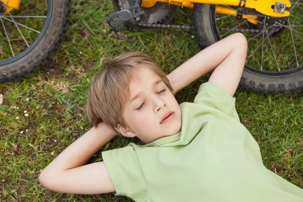 Garçon se reposant à côté de vélo — Photo