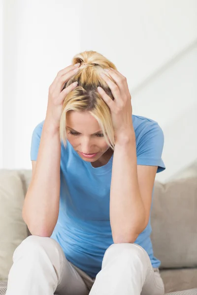 Worried woman in living room — Stock Photo, Image