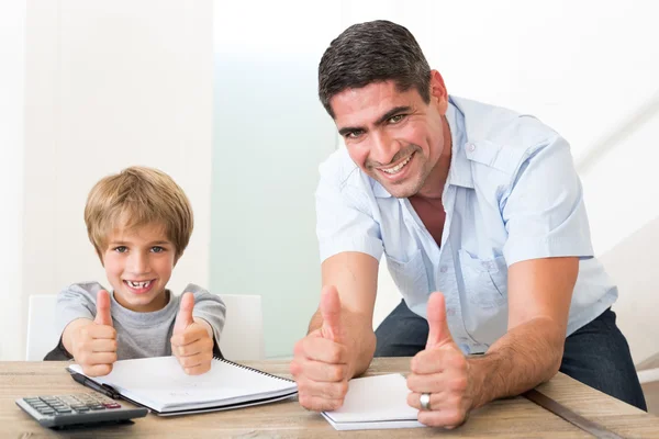 Pai e filho fazendo lição de casa — Fotografia de Stock