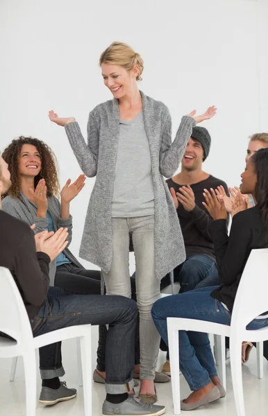 Rehab groep applaudisseren lachende vrouw opstaan — Stockfoto
