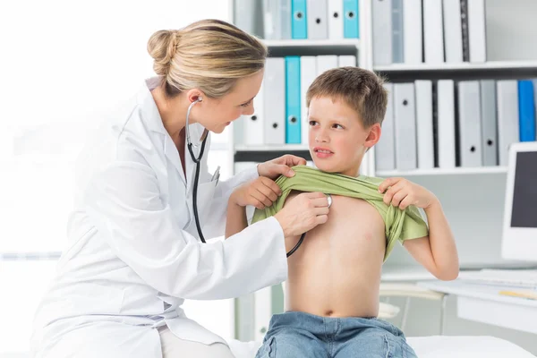 Médico examinando menino com estetoscópio — Fotografia de Stock