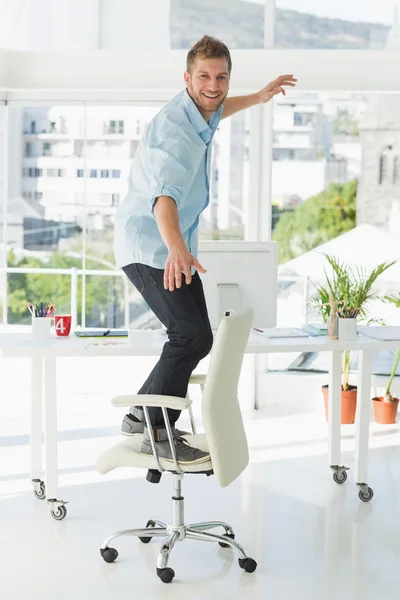 Projektant surfing na jego krzesło — Zdjęcie stockowe