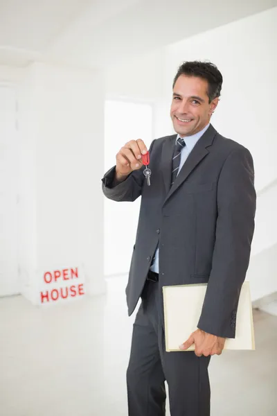 Podnikatel drží klíče — Stock fotografie