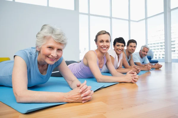 Fitness grupp liggande i rad på yogaklass — Stockfoto