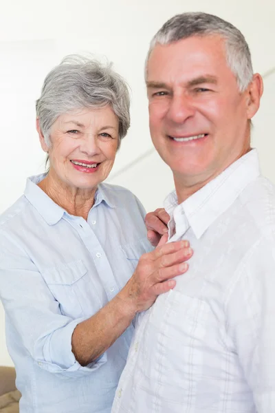 Couple retraité souriant regardant la caméra — Photo