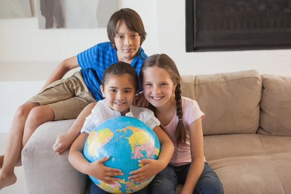 Kids with globe — Stock Photo, Image