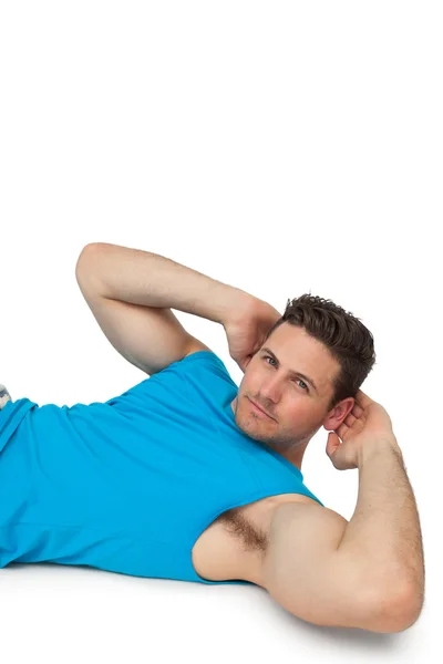 Sidan Visa porträtt av en ung man som gör mage crunches — Stockfoto