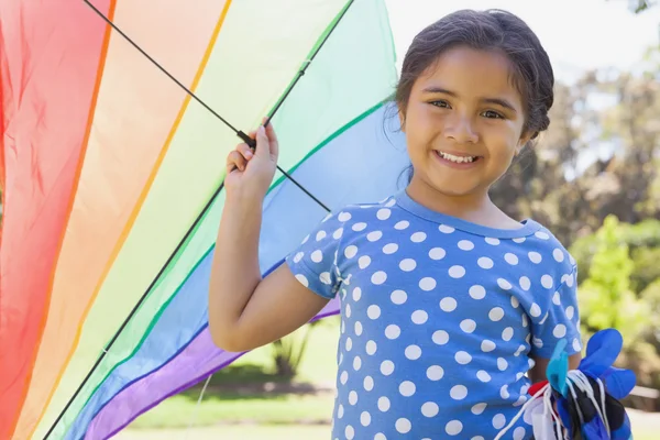 Gelukkig jong meisje bedrijf kite in park — Stockfoto