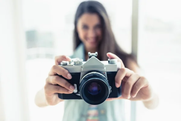 Mujer tomando una foto en la cámara — Foto de Stock