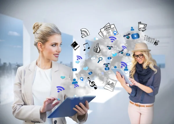 Businesswoman utilizando la tableta PC con iconos de aplicaciones —  Fotos de Stock